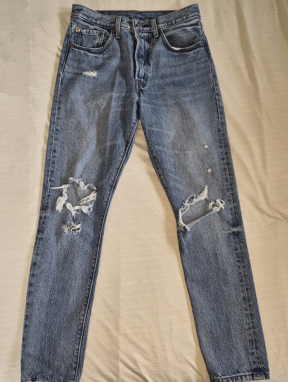 Levi’s Distressed Straight-Leg Jeans 👖✨